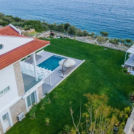 Villa Beachfront Sari With Private Swimming Pool *