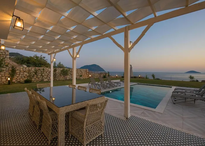 Вилла Beachfront Sari With Private Swimming Pool