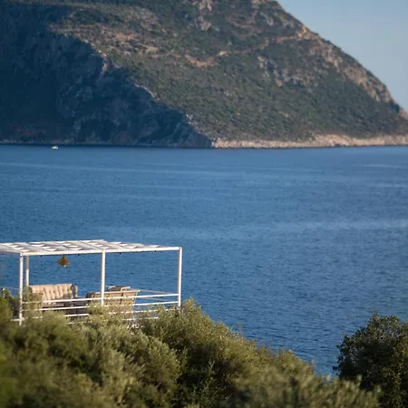 Beachfront Sari With Private Swimming Pool