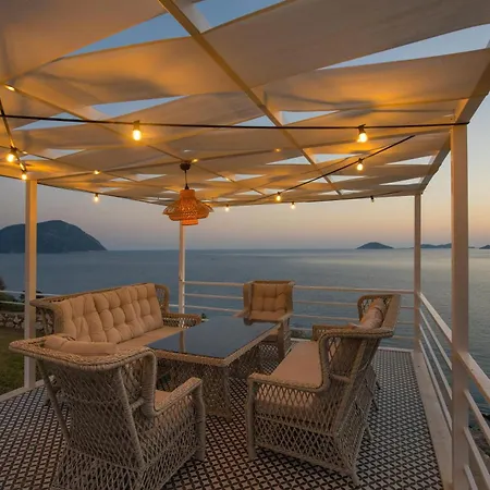 Beachfront Sari With Private Swimming Pool *