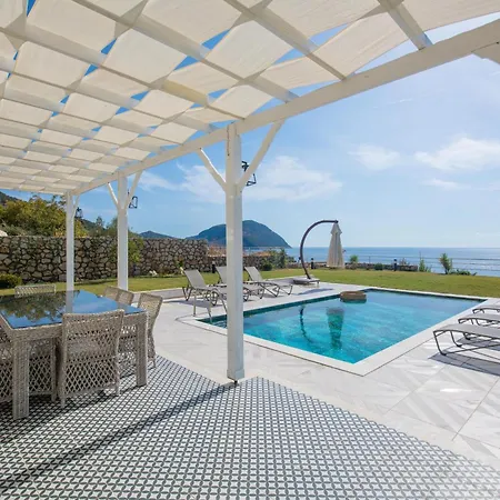 Villa Beachfront Sari With Private Swimming Pool *