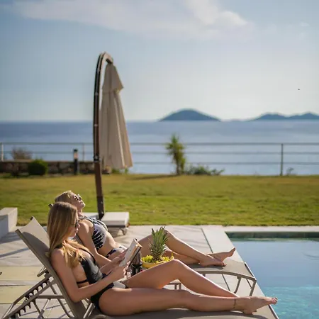 Beachfront Sari With Private Swimming Pool *