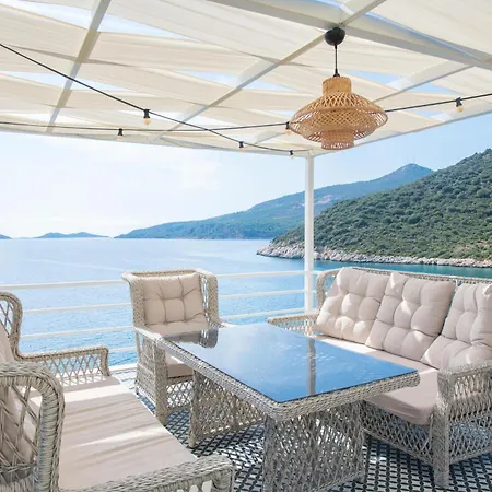 빌라 Beachfront Sari With Private Swimming Pool