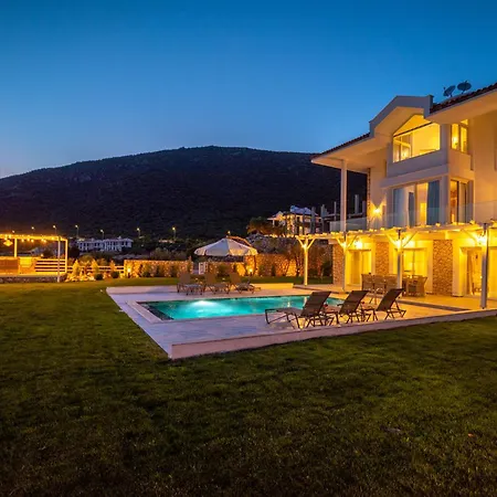 Beachfront Sari With Private Swimming Pool