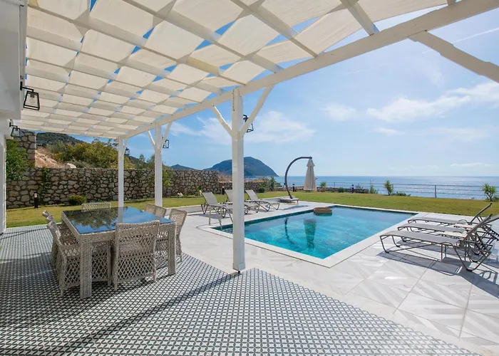 Вилла Beachfront Sari With Private Swimming Pool *