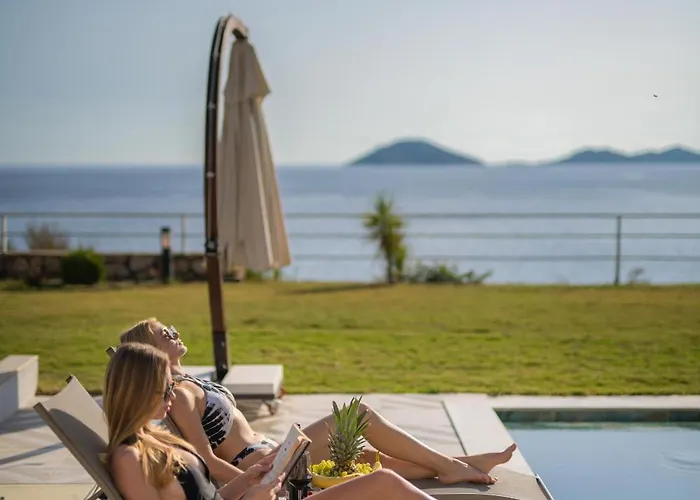 Beachfront Sari With Private Swimming Pool *