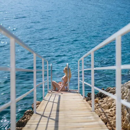 Willa Beachfront Sari With Private Swimming Pool *