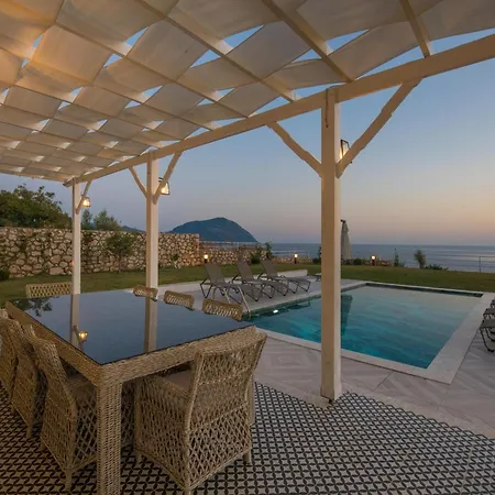 Willa Beachfront Sari With Private Swimming Pool