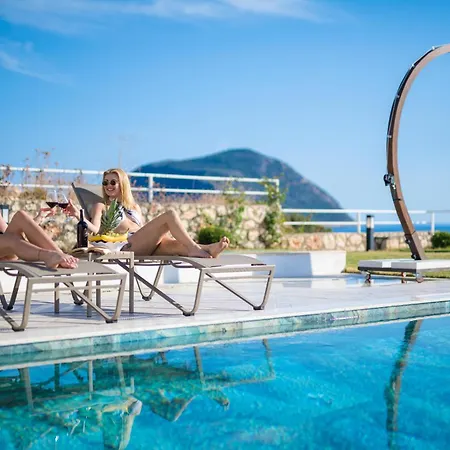 Willa Beachfront Sari With Private Swimming Pool