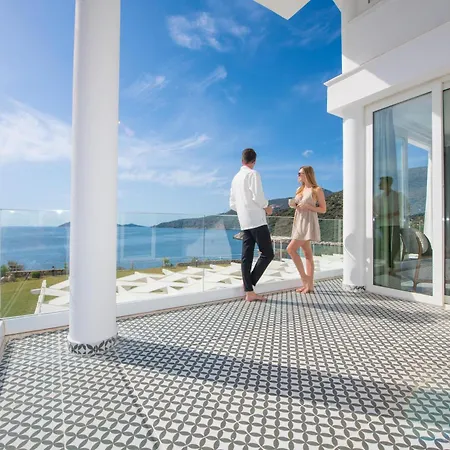 Beachfront Sari With Private Swimming Pool Willa *