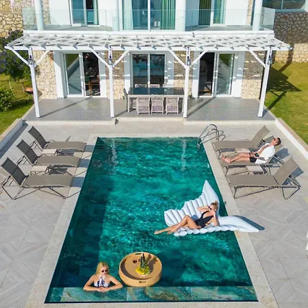 Beachfront Sari With Private Swimming Pool Willa *