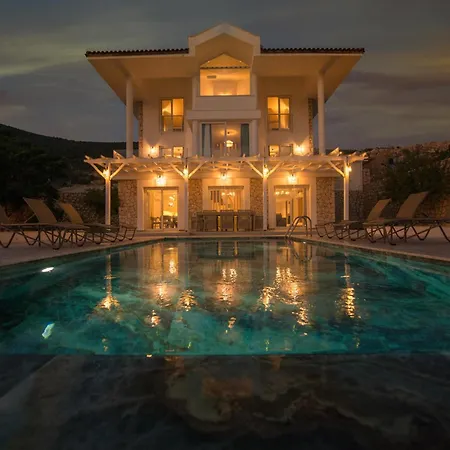 Willa Beachfront Sari With Private Swimming Pool
